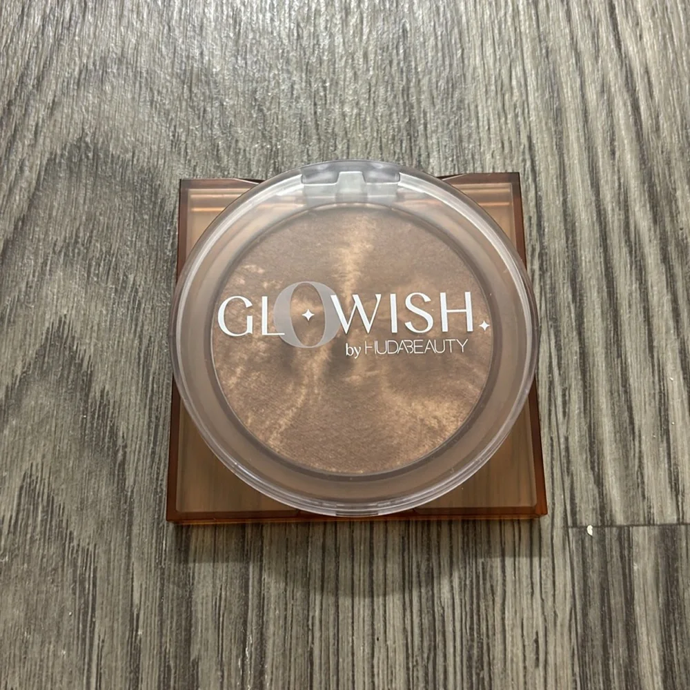 Huda Beauty Glowish Bronzer